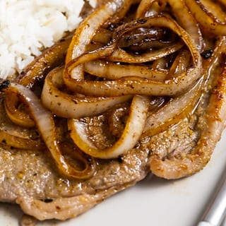 Steak with onions (Bistec Encebollado)
