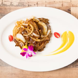 Steak with onions (Bistec Encebollado)